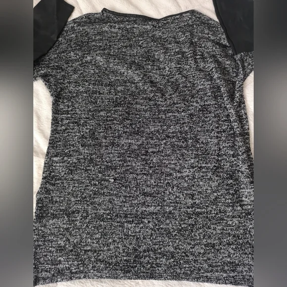 Divided sweater - Picture 9 of 11